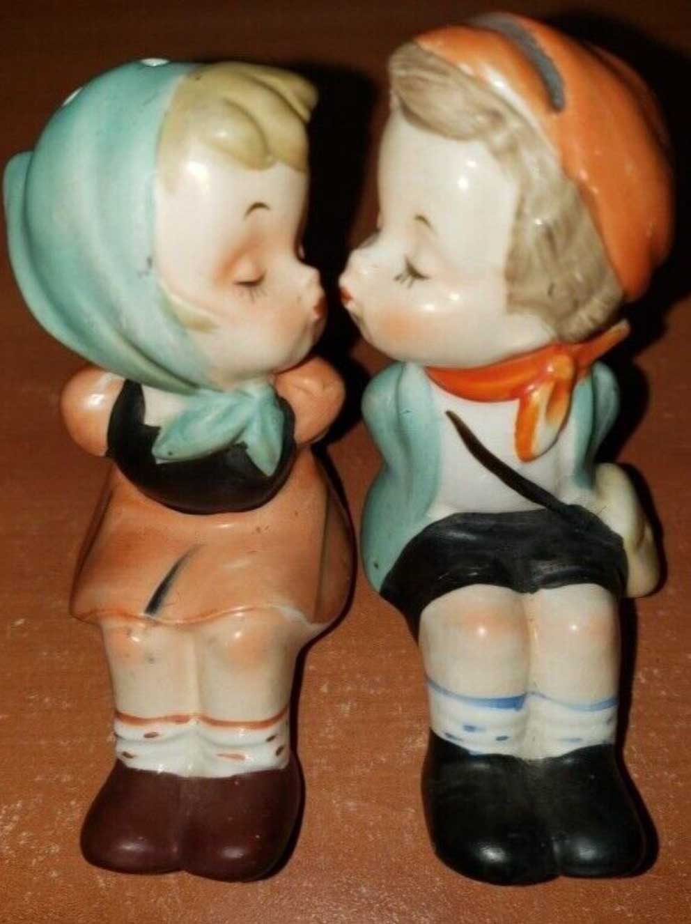 kissing shakers